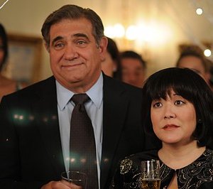Dan Lauria e Ann Harada nell'episodio 'Chapter Twenty: La Vie En Pose' della serie Lipstick Jungle