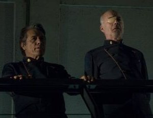 Edward James Olmos e Michael Hogan in una scena dell'episodio 'Islanded in a Stream of Stars' della quarta stagione di Battlestar Galactica