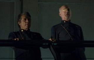 Edward James Olmos e Michael Hogan in una scena dell'episodio 'Islanded in a Stream of Stars' della quarta stagione di Battlestar Galactica