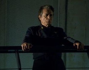 Edward James Olmos in una scena dell'episodio 'Islanded in a Stream of Stars' della quarta stagione di Battlestar Galactica