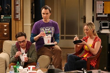 Johnny Galecki, Jim Parsons e Kaley Cuoco in una scena dell'episodio The Cushion Saturation di The Big Bang Theory
