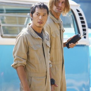 Josh Holloway e Ken Leung in una scena dell'episodio Namaste di Lost