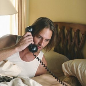 Josh Holloway è Sawyer in una scena dell'episodio LaFleur di Lost