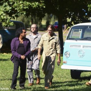 Josh Holloway, Naveen Andrews e Ken Leung in una scena dell'episodio Namaste di Lost