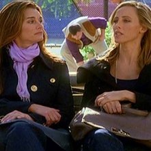 Kim Raver e Brooke Shields nell'episodio 'ChapterSeventeen; Bye, Bye Baby' della serie tv Lipstick Jungle