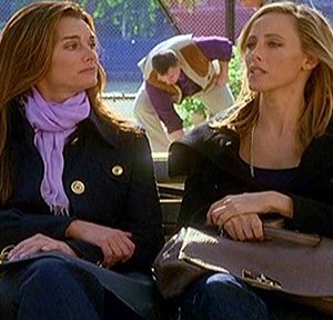 Kim Raver e Brooke Shields nell'episodio 'ChapterSeventeen; Bye, Bye Baby' della serie tv Lipstick Jungle