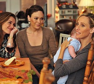 Lindsay Price, Brook Shields e Kim Raver con in braccio il piccolo Charlie nell'episodio 'Chapter Sixteen: Thanksgiving' della serie tv Lipstick Jungle