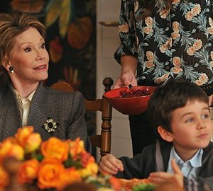 Mary Tyler Moor con il nipotino interpretato da Dylan Clark Marshall nell'episodio 'Chapter Sixteen: Thanksgiving' della serie tv Lipstick Jungle
