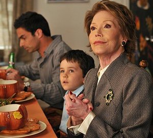 Mary Tyler Moor, Dylan Clark Marshall e David Norona nell'episodio 'Chapter Sixteen: Thanksgiving' della serie tv Lipstick Jungle