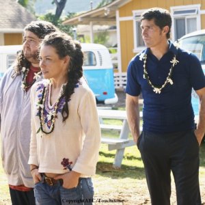 Matthew Fox, Jorge Garcia ed Evangeline Lilly in una scena dell'episodio Namaste di Lost