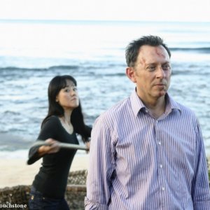 Michael Emerson e Yunjin Kim nell'episodio Namaste di Lost