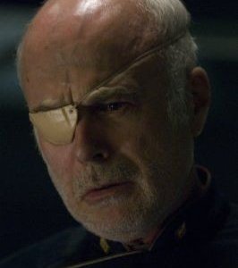 Michael Hogan in una scena dell'episodio 'Islanded in a Stream of Stars' della quarta stagione di Battlestar Galactica