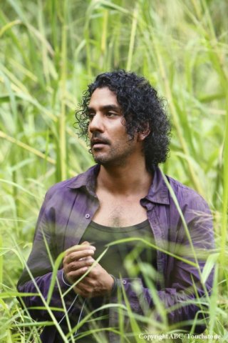 Naveen Andrews in una scena dell'episodio Namaste di Lost