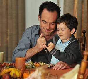 Paul Blackthorne e Dylan Clark Marshall nell'episodio 'Chapter Sixteen: Thanksgiving' della serie tv Lipstick Jungle