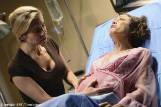 Reiko Aylesworth ed Elizabeth Mitchell in una scena dell'episodio LaFleur di Lost