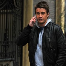 Robert Buckley al telefono con Nico nell'episodio 'Chapter Nineteen: Lovers' Leap' della serie Lipstick Jungle