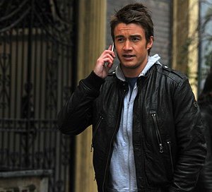 Robert Buckley al telefono con Nico nell'episodio 'Chapter Nineteen: Lovers' Leap' della serie Lipstick Jungle