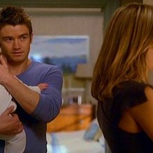 Robert Buckley e Kim Raver di spalle in una scena dell'episodio 'ChapterSeventeen; Bye, Bye Baby' della serie tv Lipstick Jungle