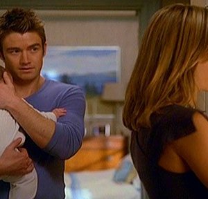 Robert Buckley e Kim Raver di spalle in una scena dell'episodio 'ChapterSeventeen; Bye, Bye Baby' della serie tv Lipstick Jungle