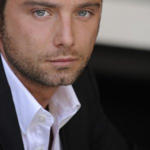 Un bel primo piano di Fabrizio Raggi