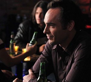Un profilo di Paul Blackthorne nell'episodio 'Chapter Nineteen: Lovers' Leap' della serie Lipstick Jungle