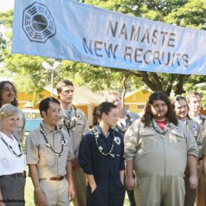 Una scena di gruppo dell'episodio Namaste di Lost