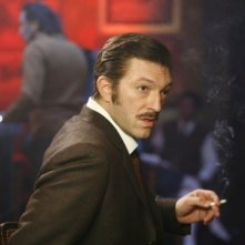 Vincent Cassel è il bandito Jacques Mesrine nel film Nemico pubblico n°1 - L'istinto di morte