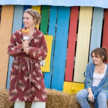 Emily Osment e Miley Cyrus in una scena del film Hannah Montana: The Movie