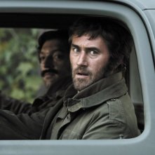 Gilles Lellouche in una scena del film Nemico pubblico n°1 - L'istinto di morte