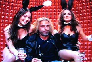 Grande Fratello 9: Vittorio e le conigliette di Playboy (tra cui Sarah Nile) durante la nona puntata del reality