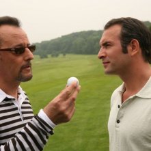 Jean Reno e Jean Dujardin in una scena del film Ca$h