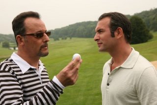Jean Reno e Jean Dujardin in una scena del film Ca$h