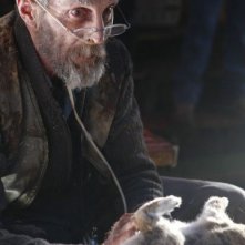 John Glover in una scena di Shades of Gray della terza stagione di Heroes