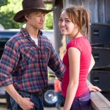 Lucas Till e Miley Cyrus in una foto promozionale del film Hannah Montana: The Movie