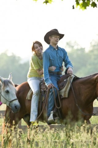 Miley Cyrus e Lucas Till in un'immagine del film Hannah Montana: The Movie