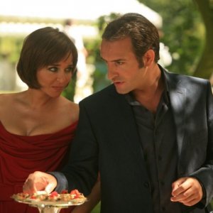 Valeria Golino e Jean Dujardin in una scena del film Ca$h