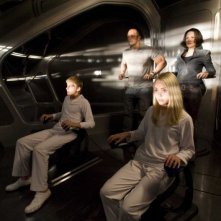 Alexander Ludwig, Dwayne Johnson, Annasophia Robb e Carla Gugino in una scena del film Corsa a Witch Mountain