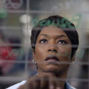 Angela Bassett nell'episodio The Beginning of the End di E.R. - Medici in prima linea