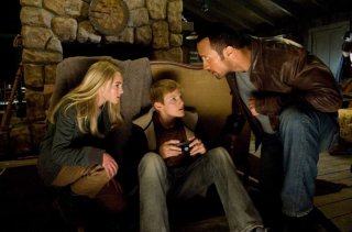 Annasophia Robb, Alexander Ludwig e Dwayne Johnson in una scena del film Corsa a Witch Mountain