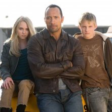 Annasophia Robb, Dwayne Johnson e Alexander Ludwig sul set del film Corsa a Witch Mountain