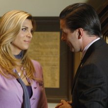 Candis Cayne con William Baldwin in una scena dell'episodio 'The Plan' della seconda stagione di Dirty Sexy Money