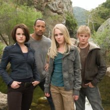 Carla Gugino, Dwayne Johnson, Annasophia Robb e Alexander Ludwig in una foto promozionale del film Corsa a Witch Mountain