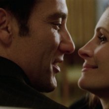 Clive Owen e Julia Roberts in una scena del film Duplicity