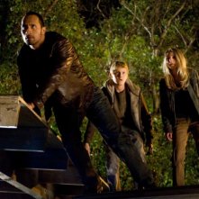 Dwayne Johnson, Alexander Ludwig e Annasophia Robb in una scena del film Corsa a Witch Mountain