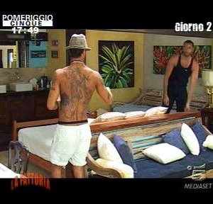 Fabrizio Corona (di spalle) e Rocco Pietrantonio durante il reality show La Fattoria 4