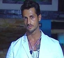 Fabrizio Corona durante il reality show La Fattoria 4