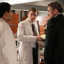 Hugh Laurie, Robert Sean Leonard e Kal Penn in una scena dell'episodio The Social Contract di Dr. House: Medical Division