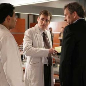 Hugh Laurie, Robert Sean Leonard e Kal Penn in una scena dell'episodio The Social Contract di Dr. House: Medical Division