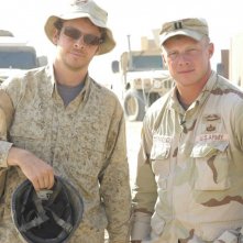 Il regista Jake Radermacher e suo fratello Isaac sul set del documentario Brothers at War