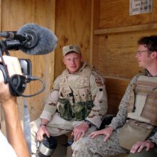 Isaac Radermacher e il regista Jake Radermacher sul set del documentario Brothers at War